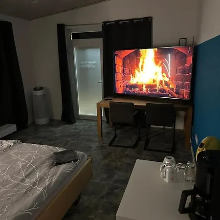 Hotel Uebernachtungsmoeglichkeit Und Monteurzimmer *